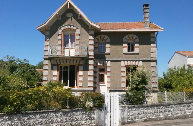 Lovely VILLA. WALK to Beach,restaurants,town,shops family friendly, WIFI, 12pers