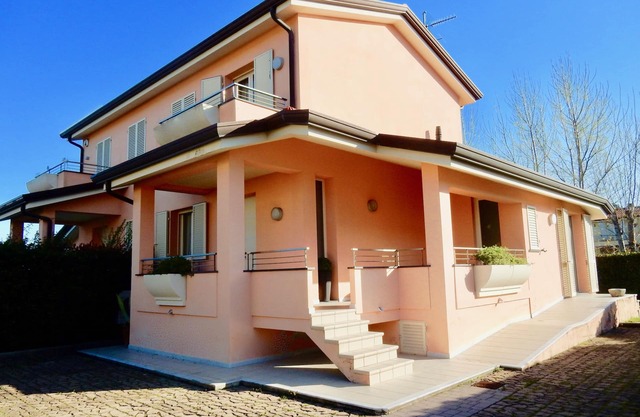 Lovely villa for 7 people close to the beaches, at 20 min from Lucca and Pisa.