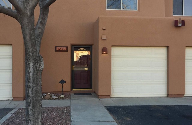 Low rates - Moab Solano Vallejo Condo, sleeps 5, outdoor pool