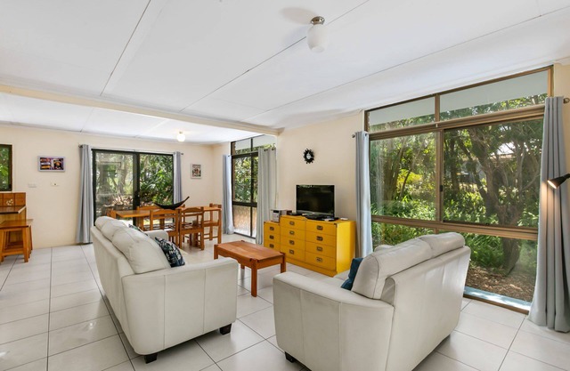 Low set 2 bedroom house only minutes walk to Cylinder and Home Beaches.