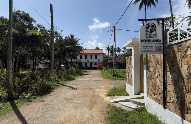 Low tide - 1-bedroom lower apartment in pleasant Ahangama with WiFi, AC