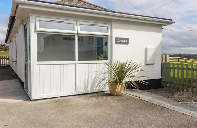 LOWENEK, pet friendly, with open fire in Port Isaac