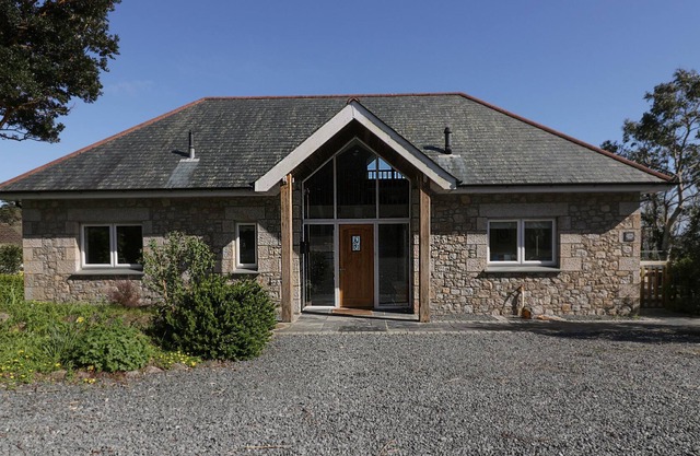 LOWER MELLAN BARN, pet friendly, luxury holiday cottage in Coverack