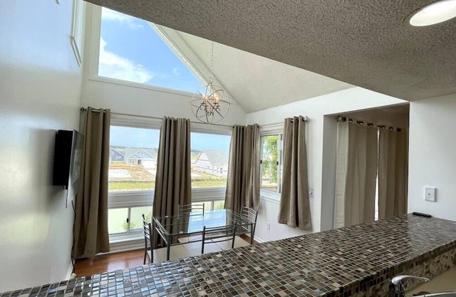 LR1 Bay Tree 1 bedroom condo with pool