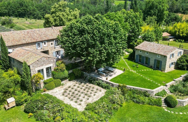 Luberon – A magnificent character property – Sleeps 17