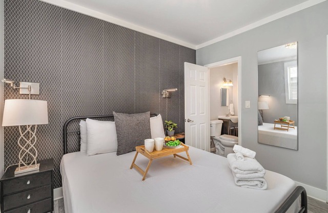 Lucent Pearl - Private Patio - Near Broadway