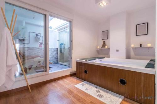 Lujo a tu alcance con spa y garaje, pleno centro