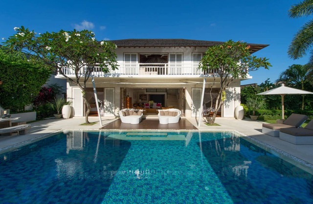 Lush Escapes by the Ocean – Bali Villa 1064