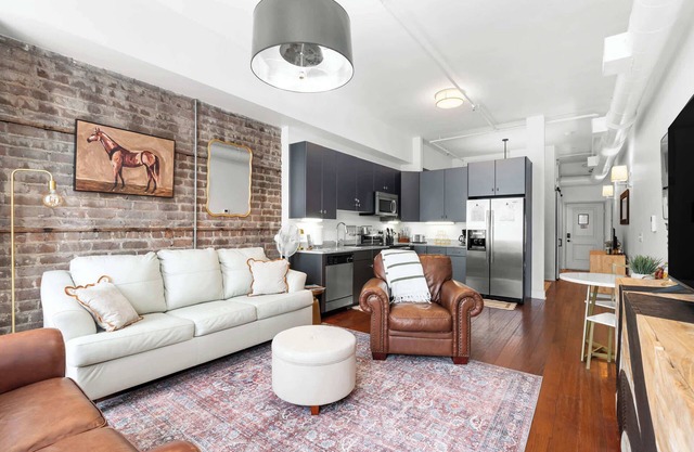 Lush Savannah Loft - Near Plant Riverside District