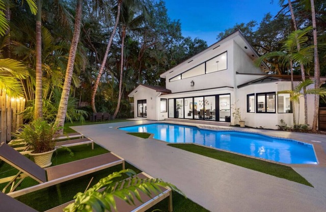 Lush Villa with heated Pool sleeps 13, Location!