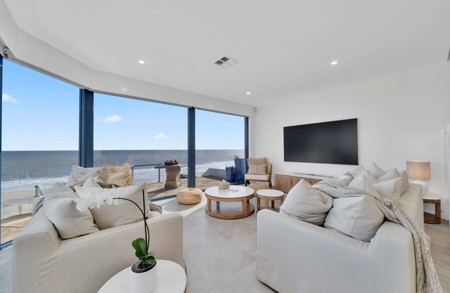 Lux Escape on Esplanade | By Host Solutions