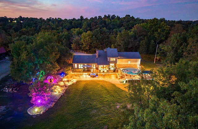 Lux Lodge~3 Mi to Bardstown~SpkEZ~Hot Tub~Game Rm