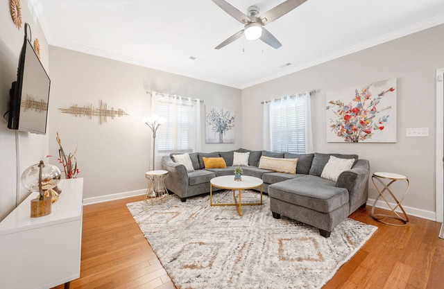 ★ Lux Modern Retreat ★ Downtown ★ King Beds ★