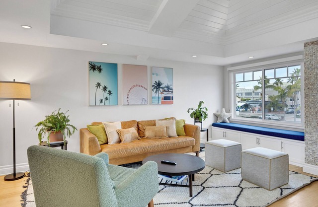 LUX Newport Stunning home Step to the Sand, PIER!