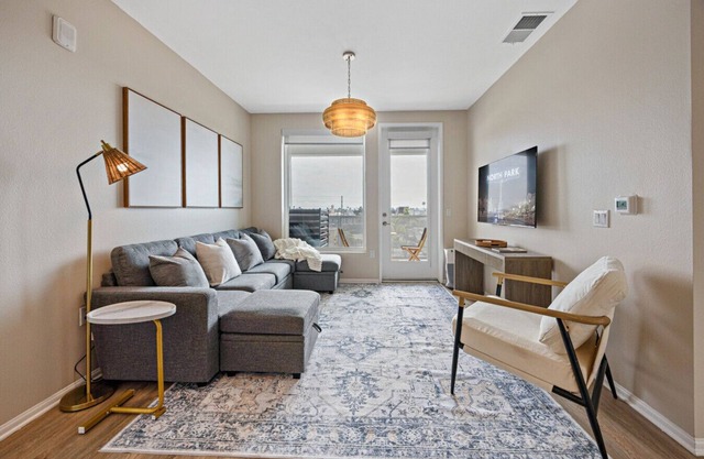 LUX Oasis North Park King Beds Workspaces Parking