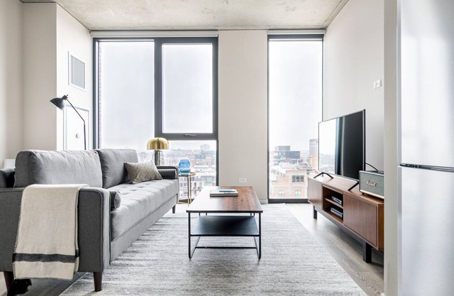 Lux West Loop Studio w/Pool, Gym, nr. Restaurant Row, by Blueground