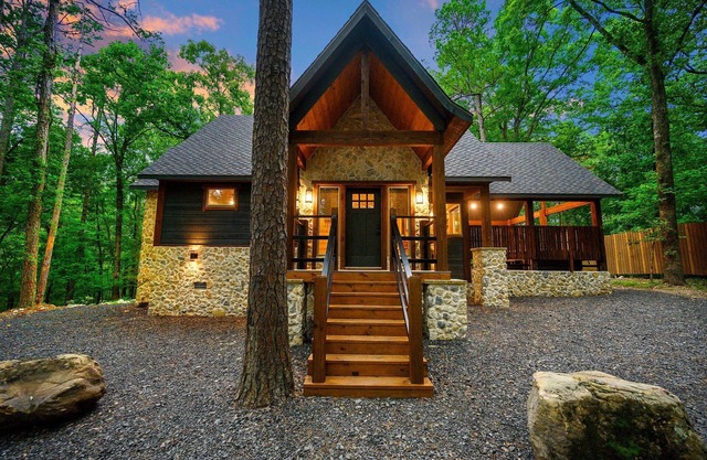 Luxe 1 Bedroom W/Spa-like Bathroom, Hot Tub, Traeger Smoker, Location!