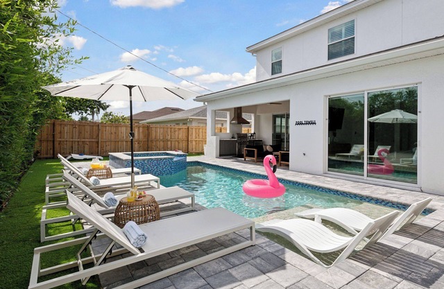 Luxe 2 Ensuites. Salt Pool/Spa. Close 2 beach, shops & food. NEW! 4 king beds!