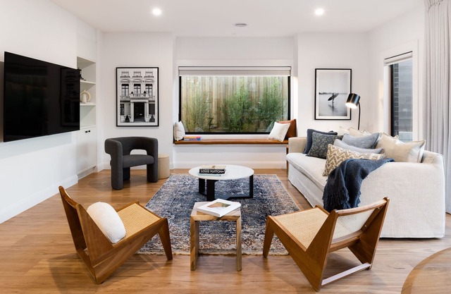 Luxe 4-Bedroom House | Smart Tech | Garden | Desk | walk to beach