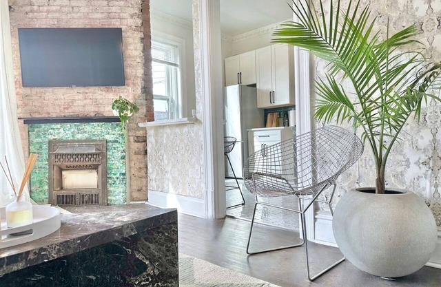 Luxe Bloomfield Apt | Central | Free Parking