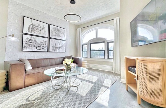 Luxe Bloomfield Penthouse | Pitt/CMU/UPMC | Modern