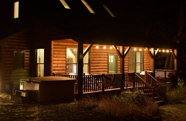 Luxe Bohemian Cabin, Secluded, 6 min to Woodstock