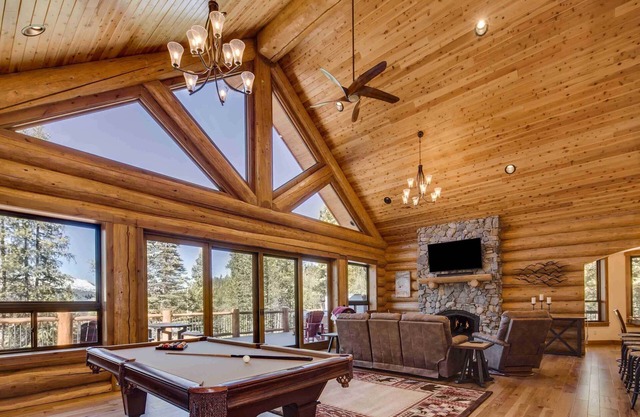 Luxe Breck Log Cabin w/Hot Tub, Bar & Views!