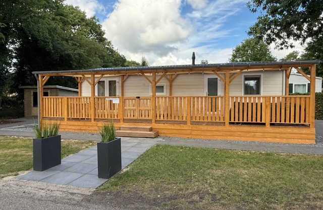 Luxe chalet op 5-sterren camping met ruime veranda