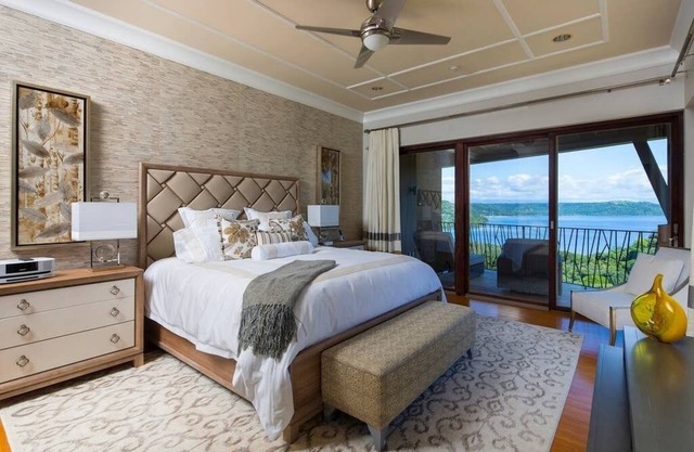 LUXE condo. Beautiful setting for adult groups and families. Complete renovation and new kitchen.