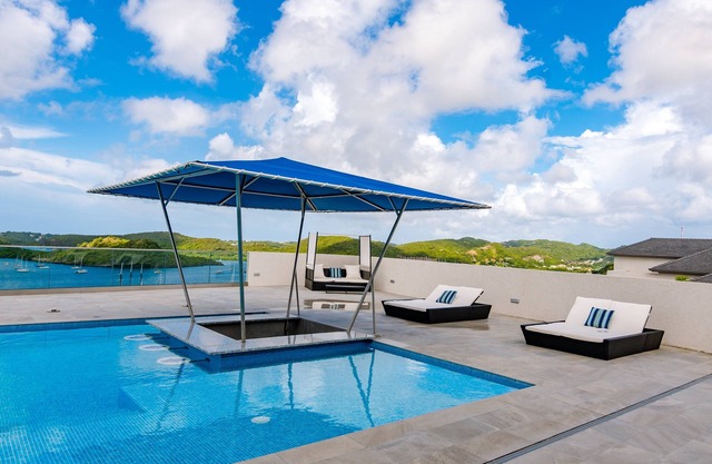 Luxe Condo, Ocean Views and pool