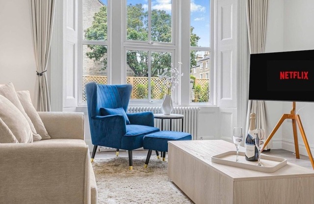 Luxe Cotswold Apt Garden Free EV Charger & Parking