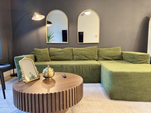 Luxe Deco Haven with Pool, Gym & Parking Close to Disneyland