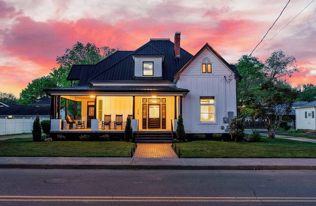 Luxe & Historic Gem: Pool, Hot Tub, Cinema, Games!