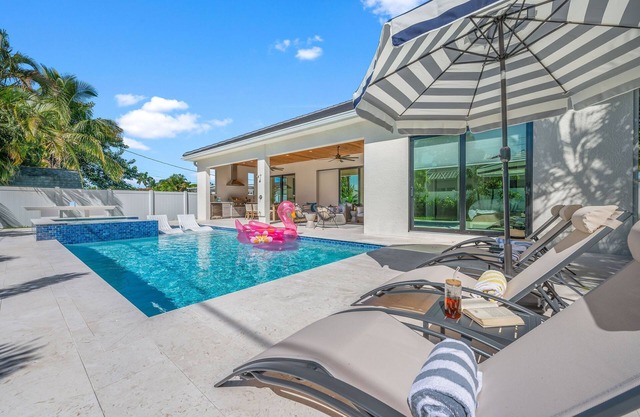 Luxe King EnSuites ·Heated Saltwater Pool/Spa
