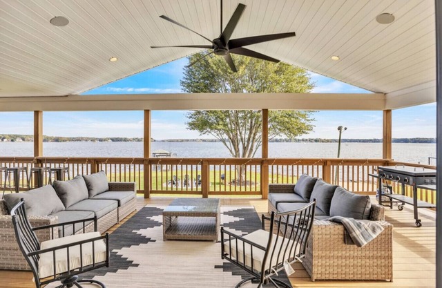 Luxe Lakefront Private Getaway on Lake Norman!