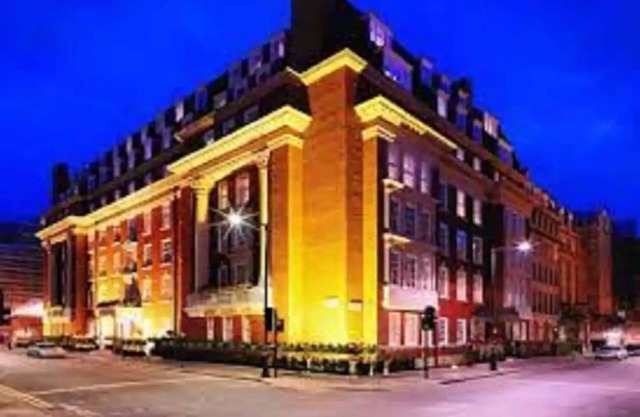 Luxe Living in Mayfair with Marriott's 2BR Deluxe Suite