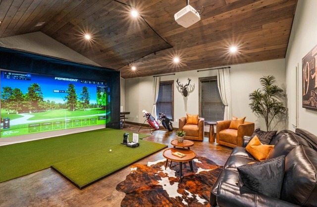 Luxe Lodge - Golf Sim, Pool, Theater, Sleeps 20