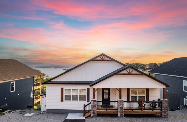 Luxe Lodge, HotTub, Theater & Lake View, SDC 3 min