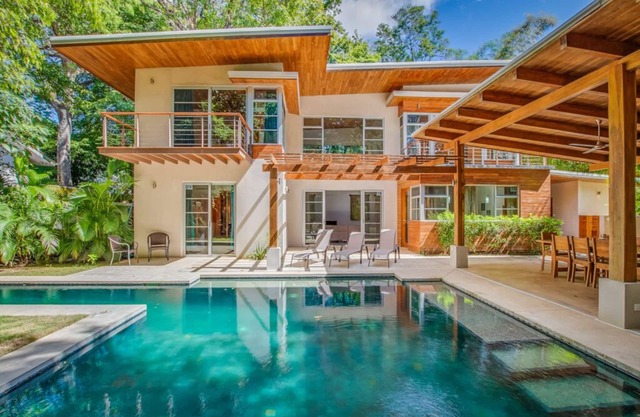 Luxe Modern Villa w/pool yard at premium location