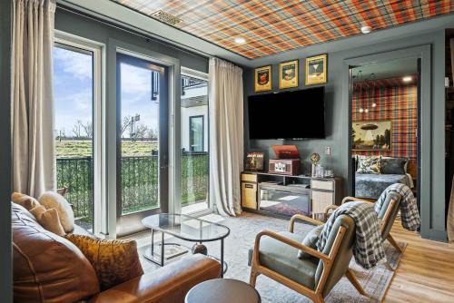 Luxe Nashville Trio Sleeps 21 and Rooftop Access