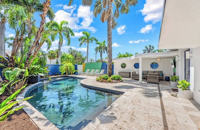 Luxe Oasis | Private Pool, In St Armands Circle, Near Lido Key Beach!