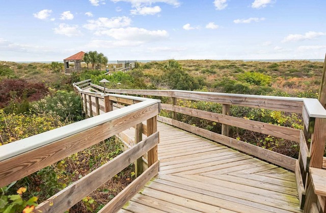Luxe Oceanfront Retreat: St. Aug Hibiscus D202