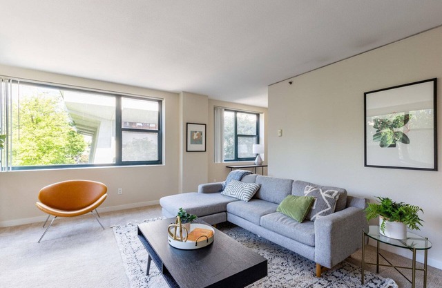 Luxe Old Town 2BR w/Rooftop Deck & Gym, nr Green Space, by Blueground