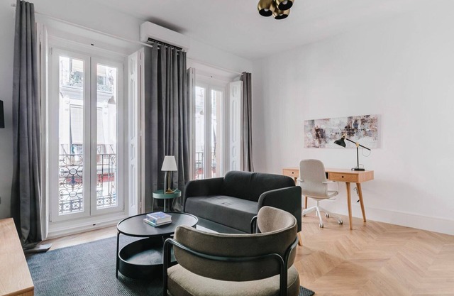 Luxe Palacio 2BR w/Balcony & A/C, nr Bars & Dining, by Blueground