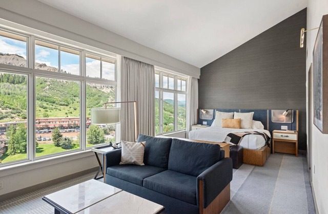 Luxe Resort Penthouse - Ski in Ski Out 3 Bedroom