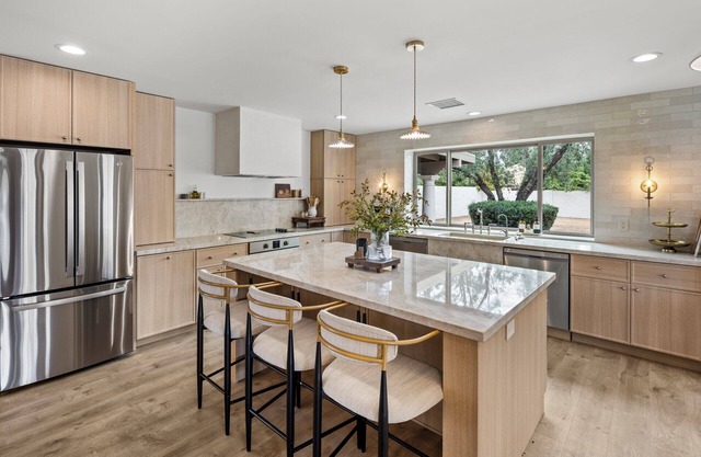 Luxe Retreat: Heated Lazy River, Pickleball, Gym/Spa, 2 Ensuites, 4 Full Baths