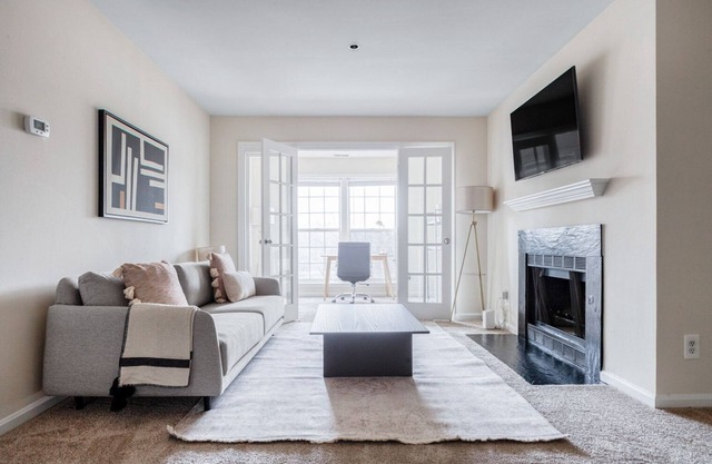 Luxe Rosslyn 2BR w/W/D, Gym & Pool, 10 min walk to Metro, by Blueground