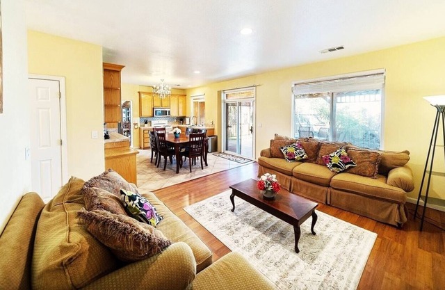 Luxe Spacious & Private Getaway in Stockton!