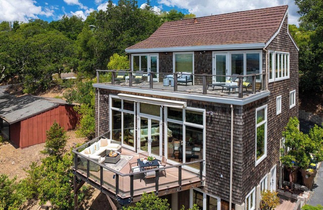 Luxe, Spacious, Stunning Views + Large Guest House