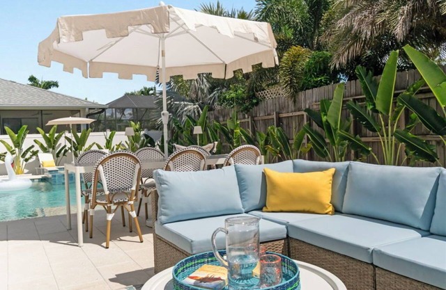 LUXE: Walk to Beach - Designer 4BR w/Pool & Spa
